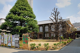 本館の前の図書館旧館